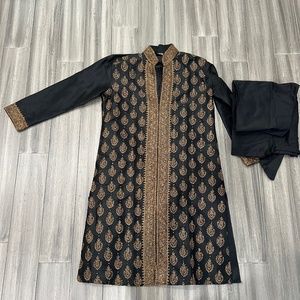 Elegant Men’s Black & Gold Kurta!